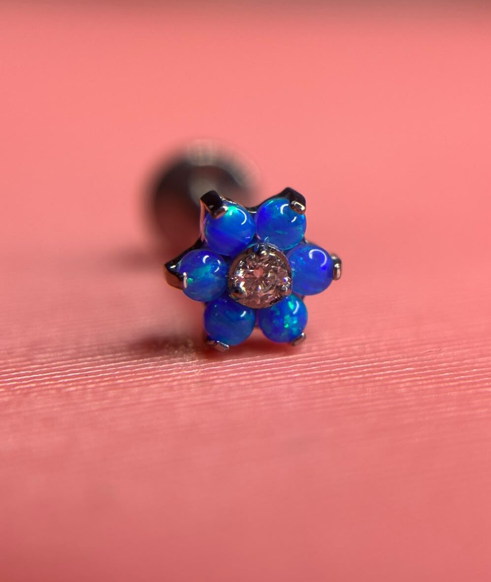 Labret de Titanio con Top Flor de Ópalo Azul